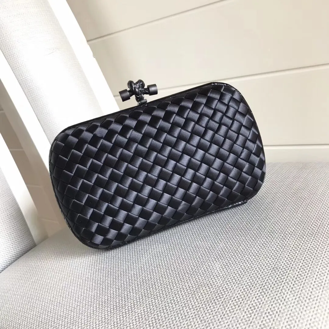 Model 8651 The popular Knot clutch ~ is made of exquisite Japanese silk fabric with freshwater snakeskin piping. It looks elegant when worn cross-body or in the hand. Petite girls can also handle it. It can hold 2 iPhone X phones. Size: 20cm*12cm M56530